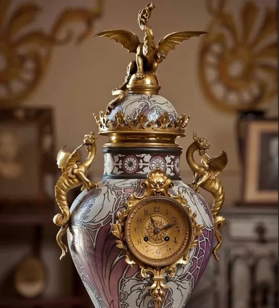 Reloj de porcelana coronado por dragones de bronce dorado, pieza de la colección europea de la casa